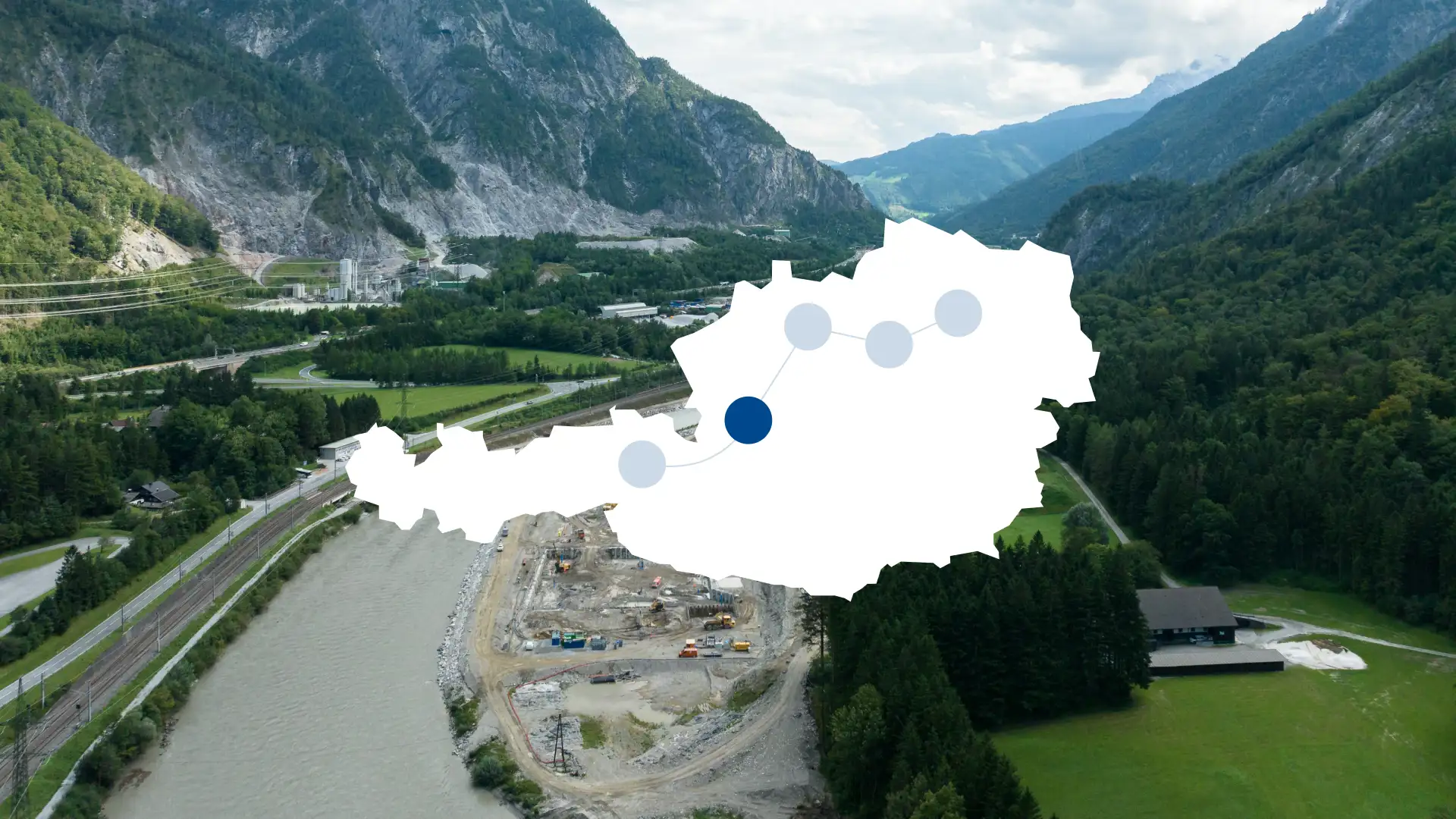 Ein Blick auf das Kraftwerk Stegenwald von oben. Im Vordergrund sieht man eine vereinfachte weiße Österreichkarte, die die geplante Fahrradtour zeigt.